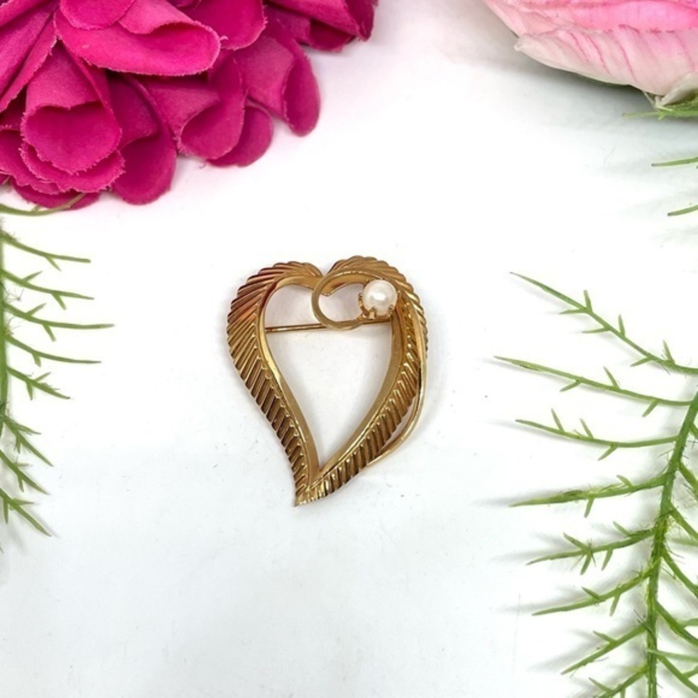 VINTAGE⚜️Cultured Pearl Etched Golden Heart Pin